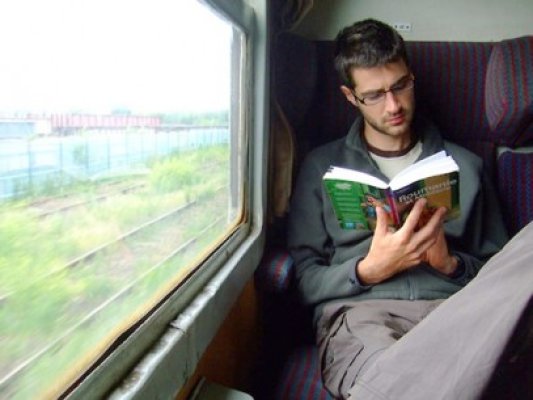 Pasagerii CFR vor putea citi cărţi în trenuri din 13 noiembrie